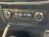 【左右独立型フルオートエアコン】運転席と助手席でそれぞれお好みの温度に設定可能。同乗者にも配慮した、快適な空調をお届け致します。