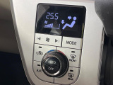 【オートエアコン】一度お好みの温度に設定すれば、車内の温度を検知し風量や温度を自動で調整。暑い&hellip;寒い&hellip;と何度もスイッチ操作をする必要はありません。快適な車内空間には必須の機能ですね♪