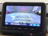 リバースギアに入れるだけで後方の表示へ切り替わります。夜間や雨の日の駐車も楽になりますよ。