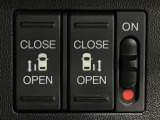 【両側パワースライドドア】両側がパワースライドドアになっており、運転席のスイッチやスマートキーでも開閉が可能です!開口部も広いので乗り降りも楽々♪