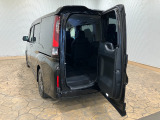 【わくわくゲート】後ろのドアをヨコに開ければ、車の後ろに余裕の無い駐車場でも荷物の積みおろしがラクラクです!3列目シートから乗り降りする時にも便利ですよ♪