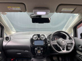 とっても視界が広くて、女性も運転しやすいお車になっております。 ゆったりとした運転席廻りで快適