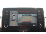 パノラミックビューモニター付きです。車両を上から見たような映像をディスプレイオーディオ画面に表示。運転席からの目視だけでは見にくい、車両周辺の状況をリアルタイムでしっかり確認できます。