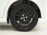 ◆純正ホイール装着車◆シンプルなデザインのホイールキャップ付きです。