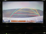 バックモニター付きで後方確認ができます。