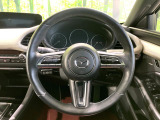 インテリアに合わせたデザインのステアリングは、運転される方のことも考え、運転しやすい形状、大きさです。是非一度、実際に触ってお確かめください。