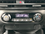 【オートエアコン】一度お好みの温度に設定すれば、車内の温度を検知し風量や温度を自動で調整。暑い&hellip;寒い&hellip;と何度もスイッチ操作をする必要はありません。快適な車内空間には必須の機能ですね♪