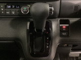 CVT車のセレクトレバーです。低速から高速まで、変速ショックのないスムーズな走りと、エンジン効率のよい領域を維持して燃費にも貢献します。サイドブレーキはスイッチ操作の電子制御パーキングブレーキです。