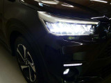 LEDヘッドライトです。デザイン性がよくとても明るいので、夜間の走行や悪天候でも安心です。しかも長寿命!
