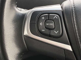 運転中、オーディオの操作をしてて、ハッとしたことはありませんか?ステアリングスイッチは、運転中でもハンドルでオーディオの操作が可能です。安全なドライブをサポートします。
