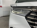 シャープなデザインの明るくて長寿命のLEDヘッドライト採用