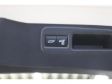 ドアが閉まった時にそのまま施錠もしてくれる予約ロック機能付きのパワーバックドア。荷物で手が塞がっている時に便利な機能です♪