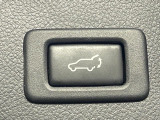 【パワーバックドア】スマートキーや運転席のボタンを押すだけでリアゲートが自動で開閉します!荷物を持っている時や、高い位置にあるバックドアを閉める際に便利な機能です♪
