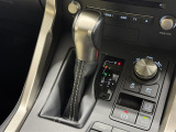 【フロアシフト】直感的な操作性や手に取りやすいレバー位置が特徴です。MTモードはエンジンブレーキやパワフルな加速を要する際など様々なケースで活躍。