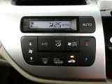 フロントオートエアコン装備ですので常にお好みの温度に調整ができ車内を快適な空間に保ってくれます。