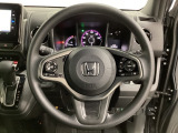 ハンドルにHondaセンシング系のクルーズコントロールやレーンキープアシストなどのスイッチと、オーディオの操作スイッチが装備されています。ハンドルから手を離さず安全に操作できます。