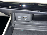 充電用USB端子付き。スマートフォンなどの充電に便利です。