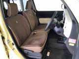 運転席の座面高さを調整できるシートリフターが付いています。フロントシートはベンチシートを採用で、座面も広く使い勝手もいいですよ♪