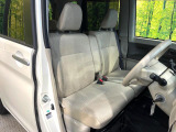 運転席まわりには十分なスペースがあり、大柄な方でもゆったり運転していただける環境です。