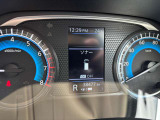 中央に様々な車両情報が表示されるカラーディスプレイが付いた便利なメーターです!
