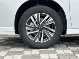 純正アルミホイール。タイヤサイズは205/65R16です。