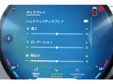 【ヘッドアップディスプレイ】ドライバーが常に面皰の道路状況に集中できる、現在の車速・ナビゲーションのルート案内の矢印表示、曲名やラジオ局のリストなど様々な情報をドライバーの視界内に直接表示いたします。