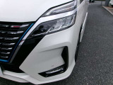 【LEDヘッドランプ】ハロゲンヘッドランプの約2倍の光量でより明るく遠くを照射。視認性、長寿命、省電力に優れ、スタイリッシュな白光色も魅力