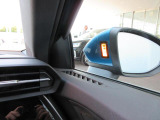 斜め後方から接近する車両を感知しドライバーに注意喚起するサイドアシスト装備。