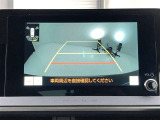 こちらのバックカメラは画面にラインが表示されておりますので、バック時のクルマの進行方向の目安になります。より高いレベルで車庫入れをサポートする、便利な機能ですね。