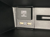 助手席前には横長のトレーとアクセサリーソケットがついています。その下に充電可能なUSB端子が2個ついていますので、手前のトレーにスマートフォンを置いて移動中でも充電できるので便利です。