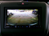 バックカメラの画像です。ガイドラインがスムースな車庫入れをサポートいたします。車庫入れの安心感がアップしますね。