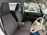 【フロントシート】インパネにシフトが付いているので足元広々!運転席から助手席の移動も楽々♪どちらからでも乗り降り出来るので、狭い場所の乗り降りも楽ちんですよ♪