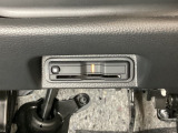 ハンドルの真下にETCがついています。高速道路の料金所の通過も楽々です。 カードの取り出しもしやすい場所についています。