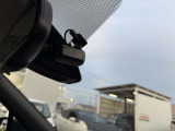 最近では付いてる車も多くなってきました。中古車ではまだまだ付いていればラッキーなドライブレコーダーです♪