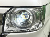 【LEDヘッドライト】悪天候や夜間走行時も良好な視界を確保し安心して運転できる高輝度LEDヘッドライトを装備!点灯速度が早く、消費電力も抑えられています。