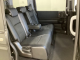 2列目シートは背もたれの角度調節ができるベンチシートになっております。長距離運転になってもゆったりとできるように、カップホルダー付きアームレストがついてます。