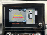 【パノラミックビューモニター】クルマを真上から見下ろした視点で駐車をサポートします。クルマの斜め後ろや真横など、いち早く障害物に気が付くことができます。