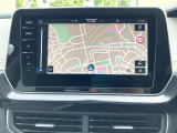スマートフォン用アプリ[Apple CarPlay][Android Auto]対応の純正ナビ Discover Media を装備、ラジオのほか、USB、Bluetoothハンズフリー通話にも対応。
