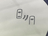 【ブラインドスポットモニター】走行中、ドアミラーの死角になりやすい箇所に後続車が接近するとサイドミラーのレンズに警告を表示!ドライバーに注意喚起をしてくれます。