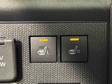 寒い日のドライブを快適にする運転席&助手席シートヒーターが付いてます。その隣にはアクセサリーソケット(12V/120W)も装備されています。