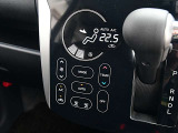 タブレット端末感覚の操作のしやすいタッチパネルを採用したオートエアコンが付いています。