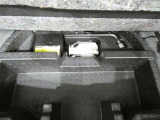 パンク修理剤とエアーポンプのセットです。スペアタイヤは装備していませんが空いたスペースを小物入れとして使用できます