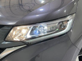 より明るく安心感のあるLEDヘッドライトと曲がる方向を照らしてくれるアクティブコーナリングライトを採用。点灯や消し忘れも防止できるオートライト機構付きです