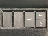 【ハンズフリーパワーバックドア】リアバンパー下部に足先を出し入れするだけでバックドアが自動で開閉♪両手が荷物でふさがっている時でもラクラク開閉操作が行えます!