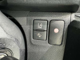 レーンディパーチャーアラートとは車線または走路からの逸脱の可能性を警告すると共に、車線または走路からの逸脱を避けるためのハンドル操作の一部を支援する機能です。詳細は販売店スタッフまでおたずねください。