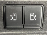 【両側パワースライドドア】スマートキーや運転席のスイッチで後席両側スライドドアの開閉が可能♪電動だから力を入れてドアを開ける必要が無く、小さなお子様でも簡単に開け閉めでき快適です♪