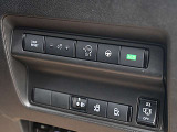 運転席右側には、各種スイッチ類