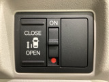 左側電動スライドドアは運転席からでも操作ができるように、ハンドル付近に開閉の操作スイッチが付いています。