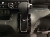 CVT車のセレクトレバーです。低速から高速まで、変速ショックのないスムーズな走りを実現するとともに、エンジン効率のよい領域を維持することで燃費にも貢献します。