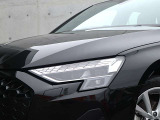 ●一目でAudiとわかる特徴的なシングルフレームグリル・LEDランプ。精悍なフロントマスクからAudiのスマートで上品なブランドを連想させてくれます。女性にも大変ご好評頂いております。